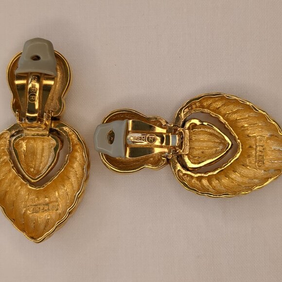 Ciner Door Knocker Gold-Tone Vintage Clip-On Earrings - Picture 4 of 7